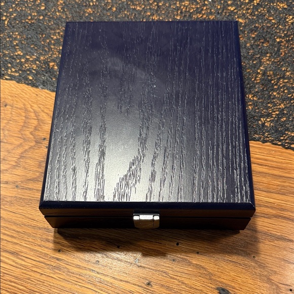 Elegant Silver Wine Accessory Set - Picture 4 of 4